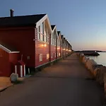 Stort Idyllisk Sjohus Naer I Naturskjonne Omgivelser *