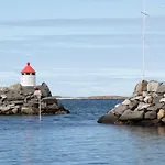 Stort Idyllisk Sjohus Naer I Naturskjonne Omgivelser
