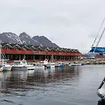 Stort Idyllisk Sjohus Naer I Naturskjonne Omgivelser *