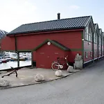 Stort Idyllisk Sjohus Naer I Naturskjonne Omgivelser *