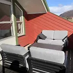Stort Idyllisk Sjohus Naer I Naturskjonne Omgivelser Bodø