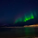 Stort Idyllisk Sjohus Naer I Naturskjonne Omgivelser *