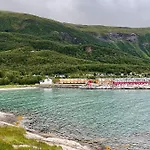 Stort Idyllisk Sjohus Naer I Naturskjonne Omgivelser