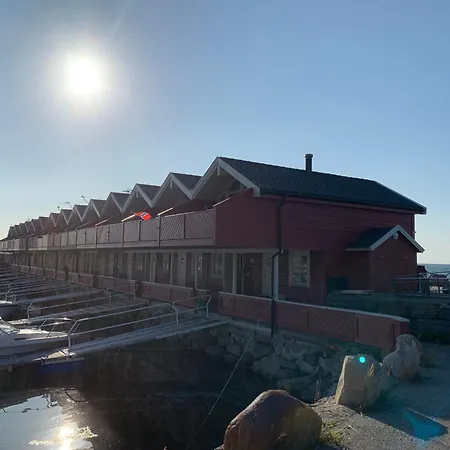 Stort Idyllisk Sjohus Naer I Naturskjonne Omgivelser * 보도