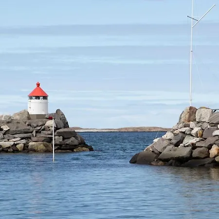 Stort Idyllisk Sjohus Naer I Naturskjonne Omgivelser