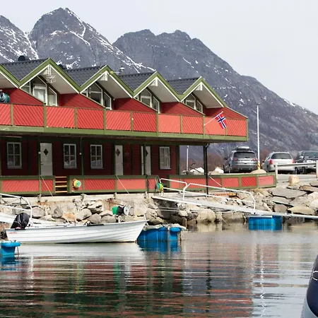 Stort Idyllisk Sjohus I Naturskjonne Omgivelser