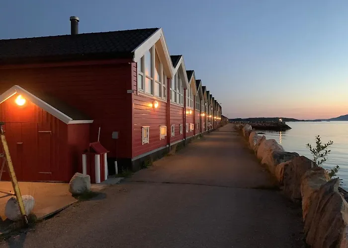 Stort Idyllisk Sjohus Naer I Naturskjonne Omgivelser *