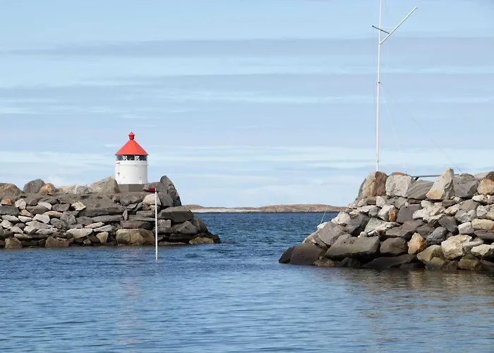 Stort Idyllisk Sjohus Naer I Naturskjonne Omgivelser