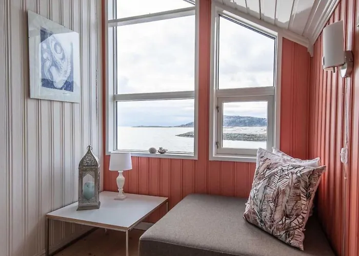 Ferienhaus Stort Idyllisk Sjohus Naer I Naturskjonne Omgivelser