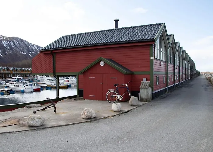 Stort Idyllisk Sjohus Naer I Naturskjonne Omgivelser *