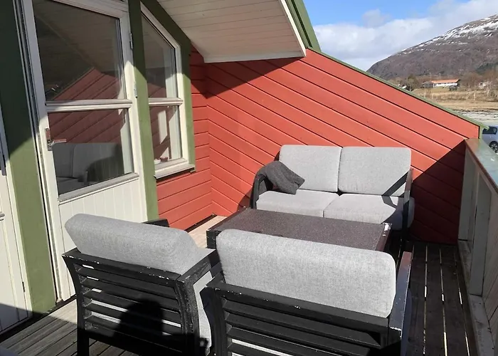 Stort Idyllisk Sjohus Naer I Naturskjonne Omgivelser Bodø