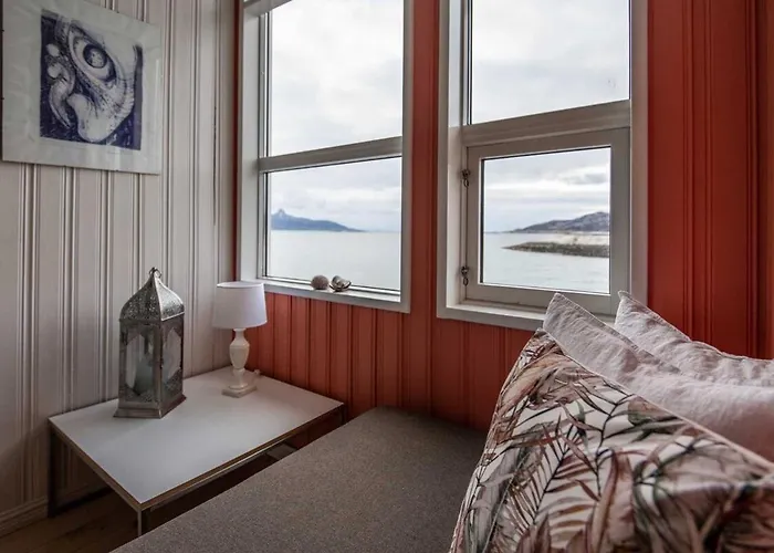 Stort Idyllisk Sjohus Naer I Naturskjonne Omgivelser Ferienhaus