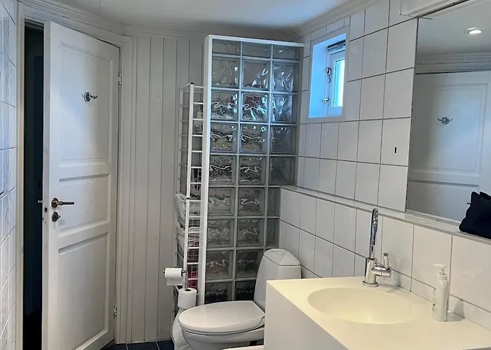 Stort Idyllisk Sjohus Naer I Naturskjonne Omgivelser *