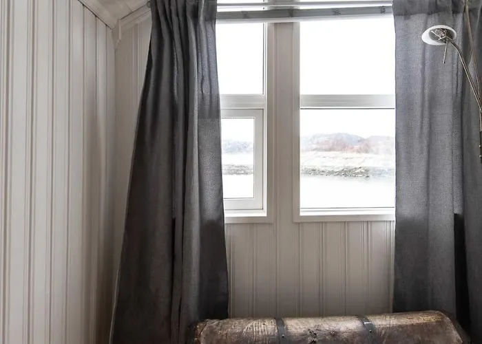Stort Idyllisk Sjohus Naer I Naturskjonne Omgivelser Ferienhaus *