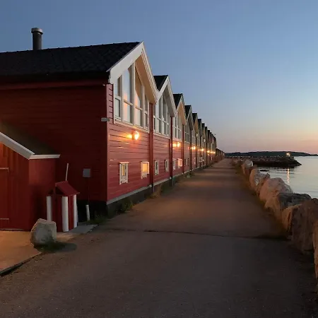 Stort Idyllisk Sjohus Naer I Naturskjonne Omgivelser *