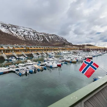 Stort Idyllisk Sjohus Naer I Naturskjonne Omgivelser Nyaraló Bodø