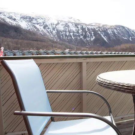 Stort Idyllisk Sjohus Naer I Naturskjonne Omgivelser Nyaraló