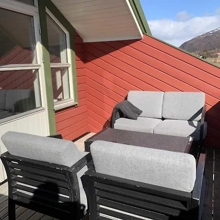 Stort Idyllisk Sjohus Naer I Naturskjonne Omgivelser Bodø