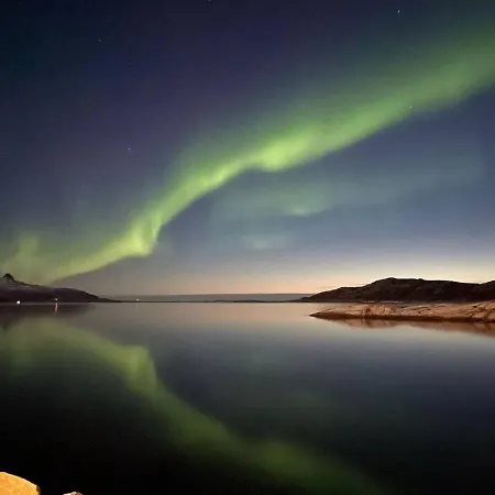Nyaraló Stort Idyllisk Sjohus Naer I Naturskjonne Omgivelser