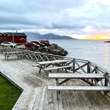 Nyaraló Stort Idyllisk Sjohus Naer I Naturskjonne Omgivelser *