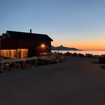 Stort Idyllisk Sjohus Naer I Naturskjonne Omgivelser Nyaraló Bodø
