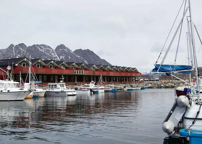 Stort Idyllisk Sjohus Naer I Naturskjonne Omgivelser *