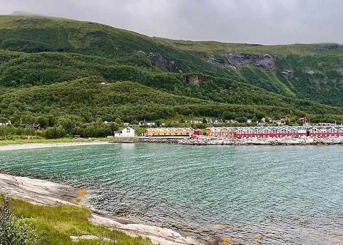 Stort Idyllisk Sjohus Naer I Naturskjonne Omgivelser